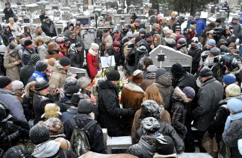 Pogrzeb Szymborskiej. Krakowianie tłumnie pożegnali noblistkę [ZDJĘCIA, VIDEO]
