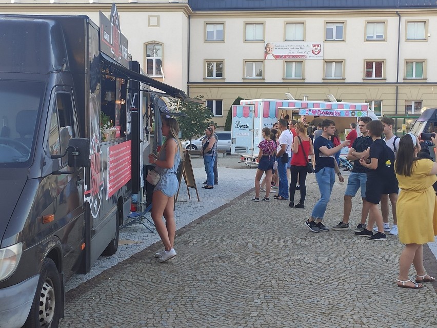 Burgery, frytki belgijskie, hot-dogi i inne smakołyki można kosztować na Rynku Smaków. Impreza potrwa do niedzieli [ZDJĘCIA]