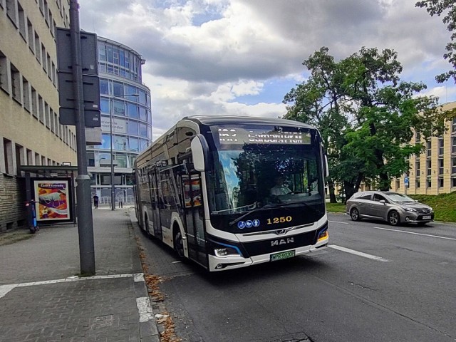 Pojazd ma osiemnaście metrów długości i 120 miejsc dla pasażerów (40 siedzących). Na jednym ładowaniu, które odbywa się poprzez wtyczkę plug-in – jak informuje producent – może przejechać 250-300 kilometrów. MAN Lion’s City 18 CE przyjechał już do Poznania, gdzie pracownicy przewoźnika oraz pasażerowie będą mogli zapoznać się z zastosowanymi w nim rozwiązaniami.