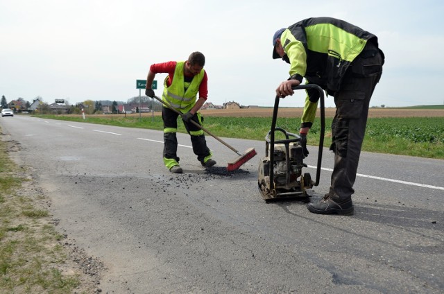 Załatali dziury w drodze od DK 12, przez Kurowice do Łagoszowa Małego