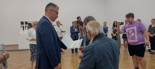 Zwycięzcom projektu Pomnika Ofiar Zbrodni Wołyńskiej gratulował Janusz Kubicki, prezydent Zielonej Góry