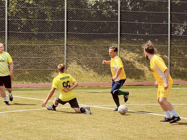 Piłkarze - amatorzy rozegrali VIII kolejkę Radomszczańskiej Ligi Szóstek Piłkarskich. Liderem tabeli są Gołębiarze
