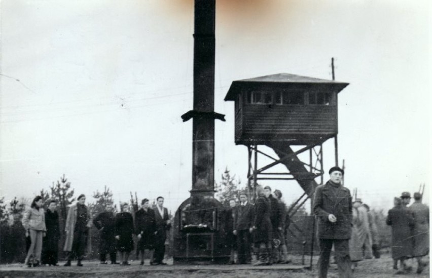 Bergen - Belsen krematorium i wieża strażnicza
