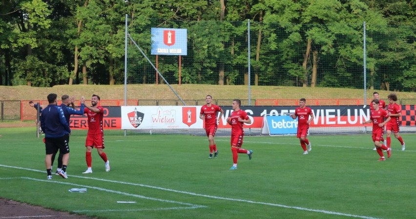 Piłkarska IV liga znów w Wieluniu. Na początek wysoka porażka z wysoko notowanym Widzewem II Łódź ZDJĘCIA
