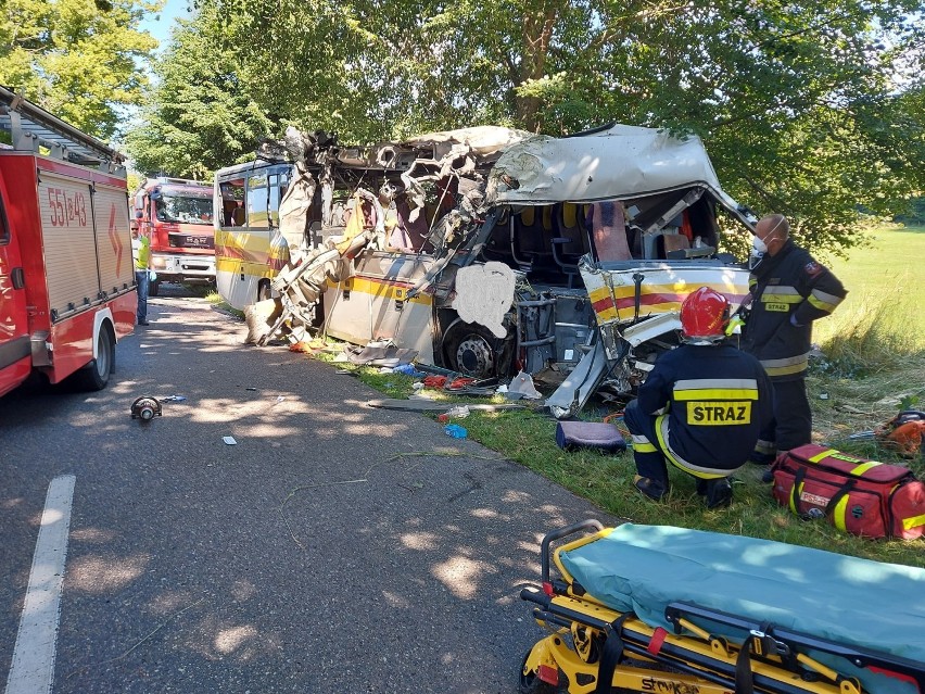 Wypadek w Mierzynie. Autobus zderzył się z osobówką. Są ofiary śmiertelne |ZDJĘCIA Z WYPADKU