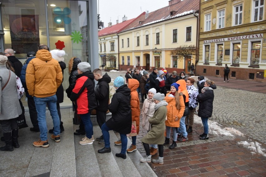 Na ulicy Wałowej ustawiła się kolejka chętnych do udziału w...