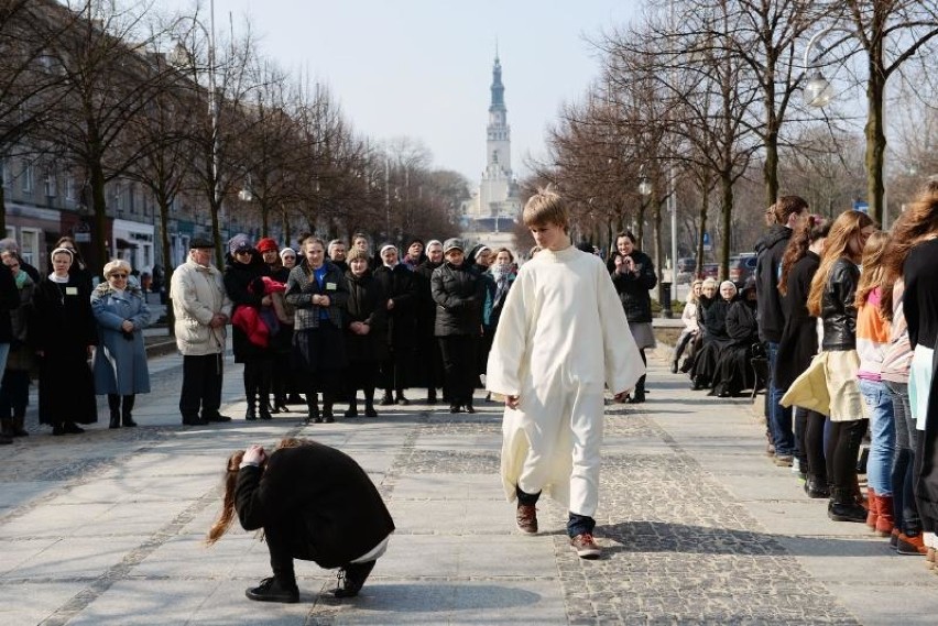 Symbole Światowych Dni Młodzieży wędrują po diecezji częstochowskiej ZDJĘCIA