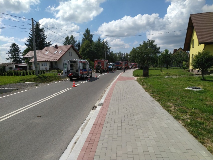 Na miejscu akcji działały liczne siły straży pożarnej,...