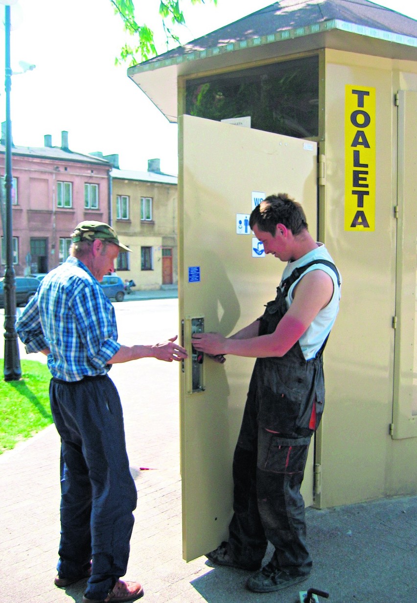 Wandale często niszczą zamek do pobliskiej toalety w centrum Żychlina