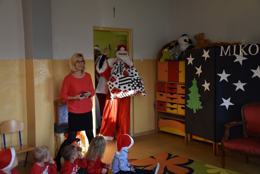 Mikołajki w przedszkolu w Konopnicy. Dzieci zostały obdarowane prezentami[ZDJĘCIA]