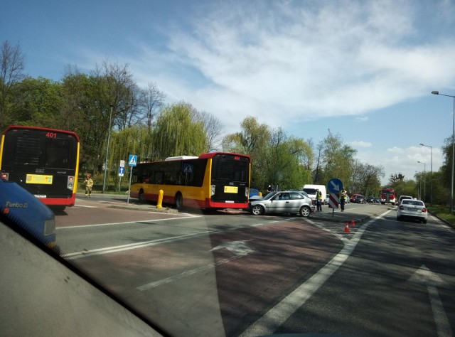 Samochód osobowy zderzył się z autobusem komunikacji miejskiej