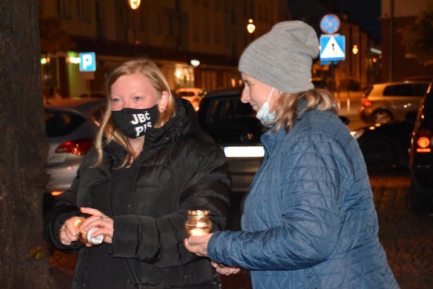 #AniJednejWięcej. Czarny marsz milczenia na Rynku Staromiejskim w Stargardzie. Po śmierci ciężarnej Izy z Pszczyny