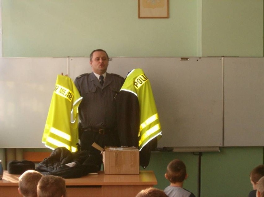 Sierżant sztabowy Dariusz Gabryelczyk pokazuje dzieciom...