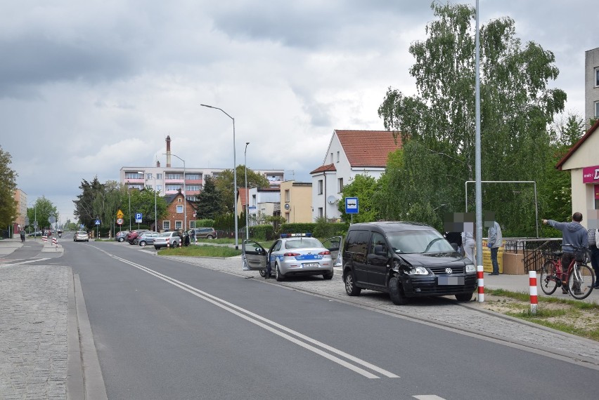 Obywatelskie ujęcie pijanego kierowcy. Zniszczone samochody, rozjechany słupek 