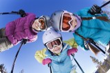 Wybierasz się na narty? Pamiętaj o kasku, aby uniknąć niebezpieczeństwa i bardzo wysokiej kary finansowej