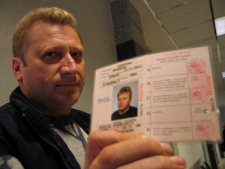 Grzegorz Szkatuła pokazuje swoje prawo jazdy, które wkrótce straci ważność.