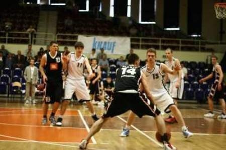 Stabilna forma pozwoliła koszykarzom z Jaworzna (czarne stroje) na awans w tabeli.