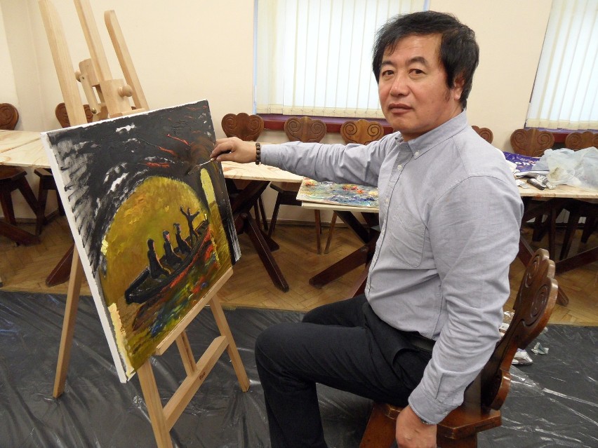Chińscy artyści w Tarnowskich Górach. Uwieczniają tarnogórskie zabytki