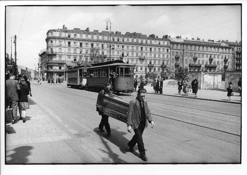 Zdjęcia okupowanej Warszawy z katalogu "Warszawa w...