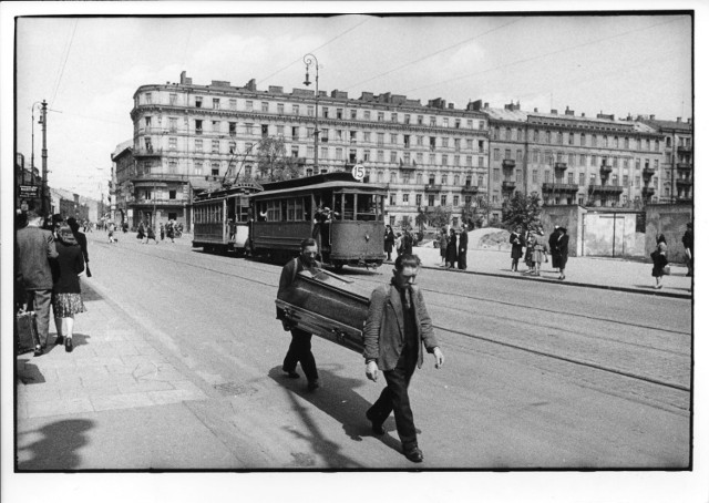 Zdjęcia okupowanej Warszawy z katalogu "Warszawa w obiektywie nieznanego Niemca w latach okupacji (1940) 1943 - 1944"