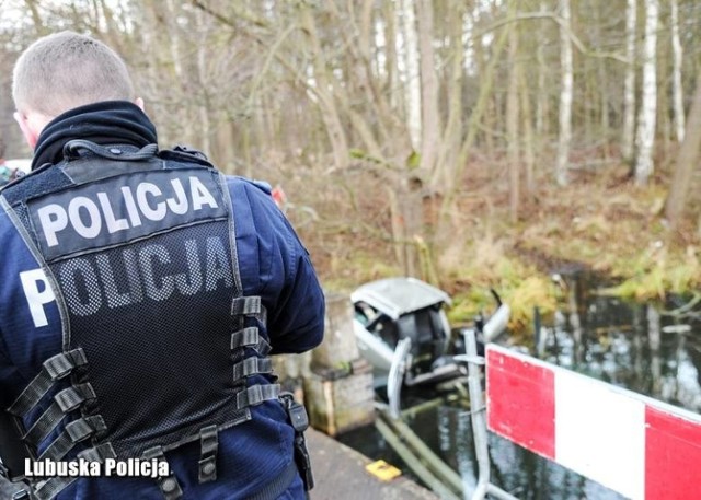 - Mimo usilnych starań medyków życia młodych osób w wieku od 17 do 19 lat nie udało się uratować - mówił nadkom. Marcin Maludy, rzecznik lubuskich policjantów.