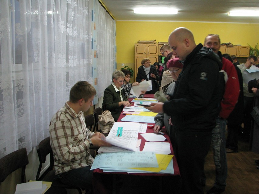 Michał Matysik (po prawej) zagłosował w Gimnazjum nr 1 w...