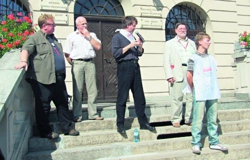 Za Marcinem Stróżyńskim (pierwszy z prawej) ujęła się wielkopolska Solidarność
