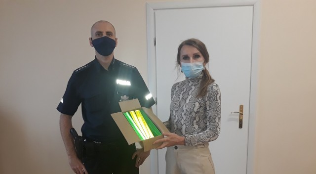 Elementy odblaskowe rypińskiej policji przekazała Dorota Grudzińska
