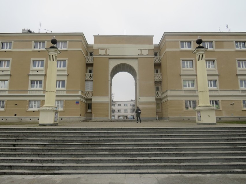 Zakończył się remont socrealistycznego budynku na Muranowie. Absurdalna brama nie dzieli już mieszkańców 