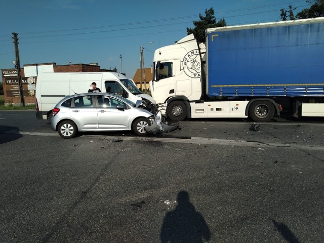 Na skrzyżowaniu w Sandomierzu zderzyły się bus, ciężarówka i osobówka