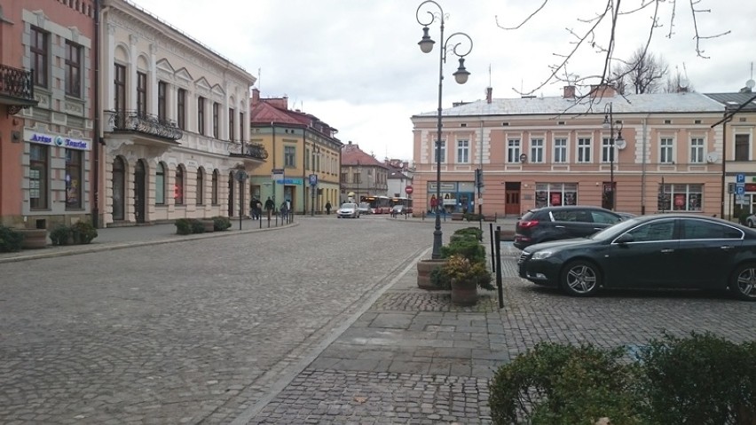 Remont kostki brukowej w Rynku zakończony. Jeździmy już po staremu