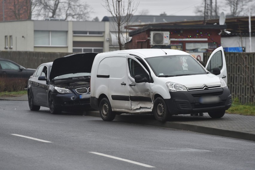 Leszno. Stracił prawko po kolizji 300-konnym BMW. Wpadł w poślizg i rozbił inny samochód [ZDJĘCIA]