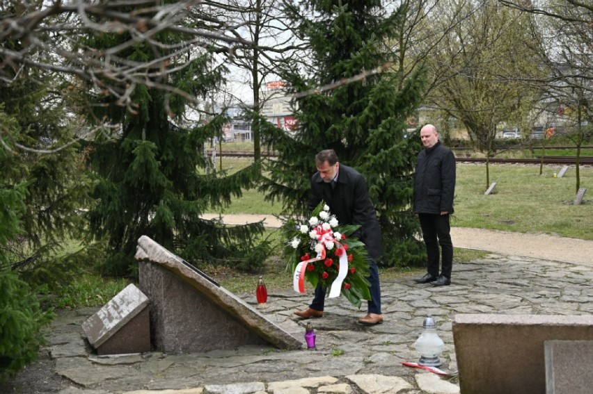 Częstochowa: 80. rocznica Zbrodni Katyńskiej. Przedstawiciele władz Częstochowy złożyli kwiaty na Placu Katyńskim