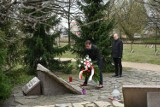 Częstochowa: 80. rocznica Zbrodni Katyńskiej. Przedstawiciele władz Częstochowy złożyli kwiaty na Placu Katyńskim