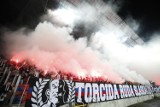 Derby Górnik Zabrze - Piast Gliwice obfitowały w oprawy, a także nie zabrakło pirotechniki. Zobaczcie ZDJĘCIA