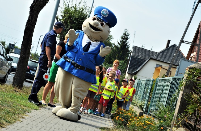 Policjanci z sierżantem Pyrkiem uczą bezpiecznego poruszania się po drogach