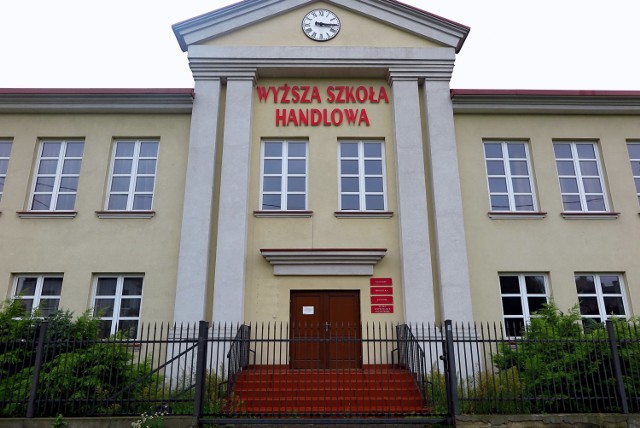 Okazały budynek Wyższej Szkoły Handlowej z siedzibą w Piotrkowie przy ul. Słonecznej oddano do użytku w 2010 roku