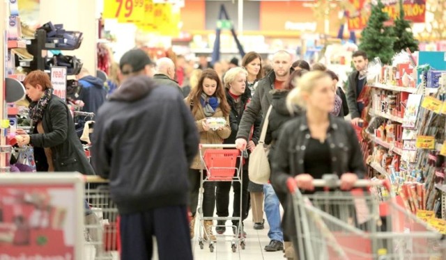 Sklepy w Wigilię zamykane będą wcześniej. Nie róbmy więc zakupów na ostatnią chwilę. 

Komunikacja - jak w dni świąteczne. Ułatwienia w parkowaniu w Strefie Płatnego Parkowania.

W poniedziałek 24 grudnia, w Wigilię Carrefour, Tesco, Lidl, Kaufland, Biedronka czy Netto teoretycznie powinny funkcjonować do godz. 14, w praktyce zamykane będą już o godzinie 13. Lidl - jeszcze wcześniej, bo o godz. 12.30.

Ważne dla pracowników sklepów. Zachowują prawo do wynagrodzenia za czas nieprzepracowany w związku ze zmniejszeniem wymiaru jego czasu pracy z powodu wykonywania pracy w dniu 24 grudnia.

Przedświąteczne roztargnienie w sklepie i na parkingu
