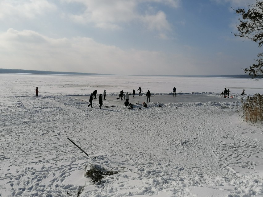 Zalew Sulejowski zimą: Na Starej Wsi morsowanie, kitesurfing, hokej i jazda na łyżwach [ZDJĘCIA]
