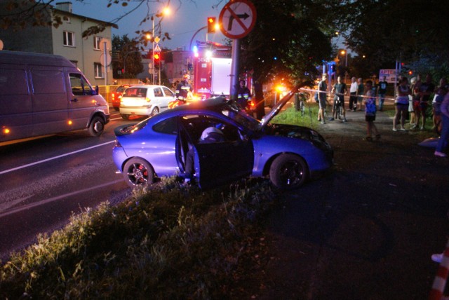 Wypadek na alei Wojska Polskiego w Kaliszu. Samochód uderzył w latarnię