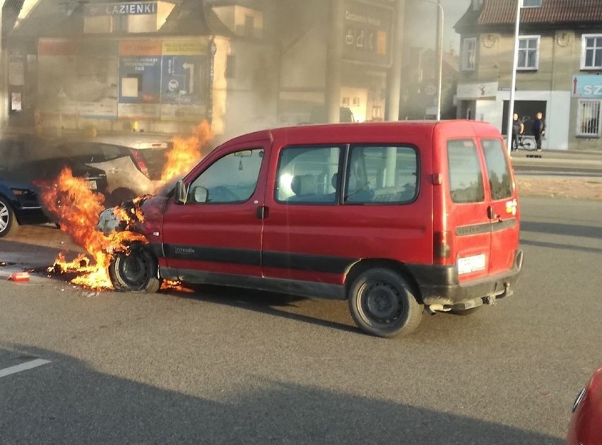 Samochód stanął w ogniu na parkingu przed sklepem Kaufland w Kędzierzynie-Koźlu