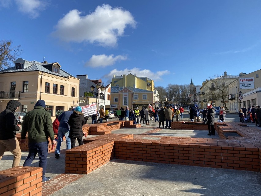 „Stop segregacji sanitarnej". Przeciwnicy przymusu szczepień spotkali się na placu Łuczkowskiego w Chełmie. Zobacz zdjęcia