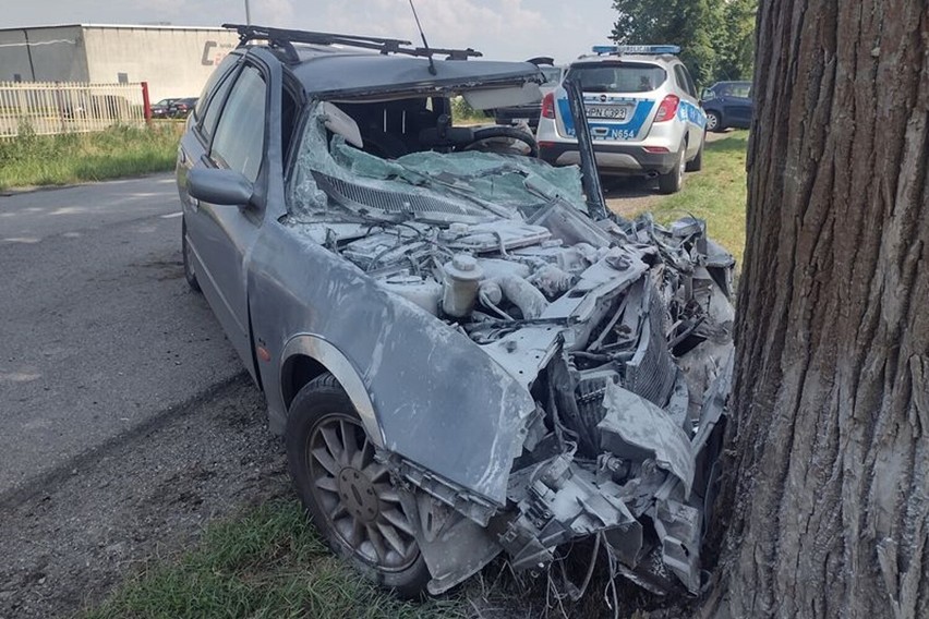 Wypadek w Marezie. Kierujący fordem 59-latek zasłabł za kierownicą auta, zjechał na drugi pas ruchu i uderzył w drzewo