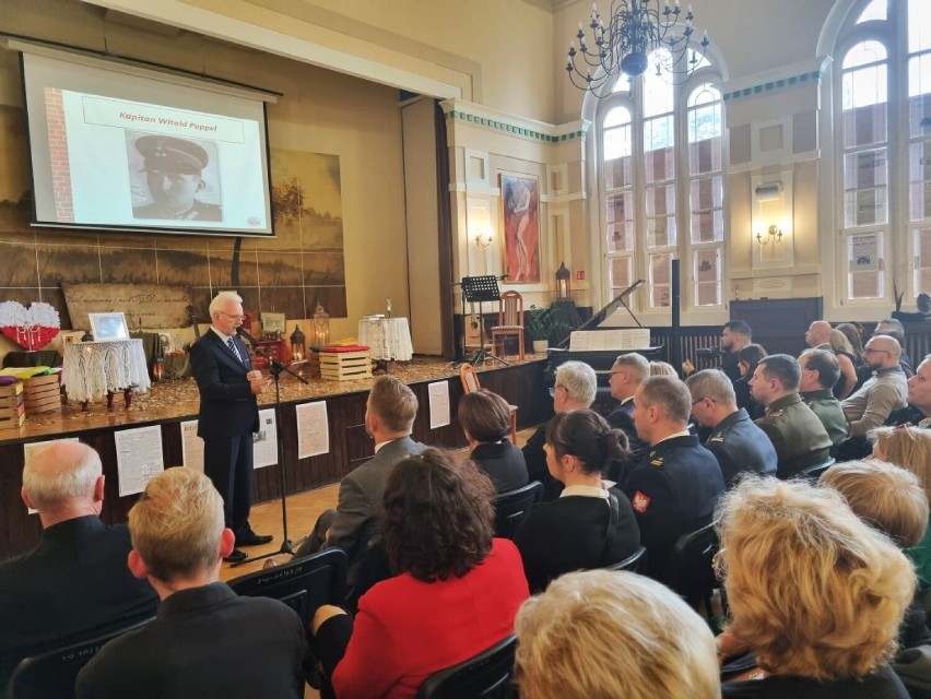  Posadzili Dąb Pamięci ku czci ofiarom zbrodni katyńskiej przy I LO w Starogardzie Gdańskim