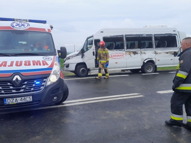 Na drodze krajowej nr 8 w Braszowicach doszło do zderzenia samochodu ciężarowego i busa, którym jechało 16 dzieci