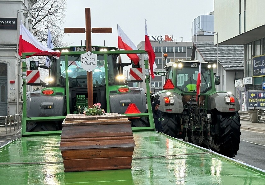 Rolniczy protest w Zielonej Górze. - To nie koniec - zapowiada Rafał Nieżurbida. O co walczą rolnicy?