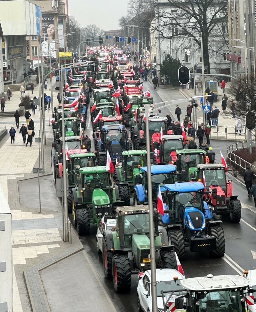 Rolniczy protest w Zielonej Górze. - To nie koniec - zapowiada Rafał Nieżurbida. O co walczą rolnicy?