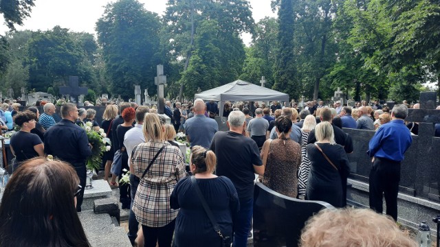 Urny z prochami Adrianny, Adriana i Bartusia spoczęły w rodzinnym kolumbarium na Cmentarzu Komunalnym we Włocławku.