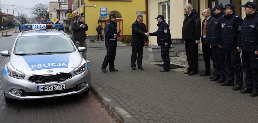 Policjanci w Chełmku dostali nowy radiowóz
