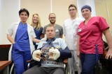 Dr Chrapusta o operacji przyszycia dłoni: to zakrawa na cud [OSTATNIE ZDJĘCIE DRASTYCZNE]
